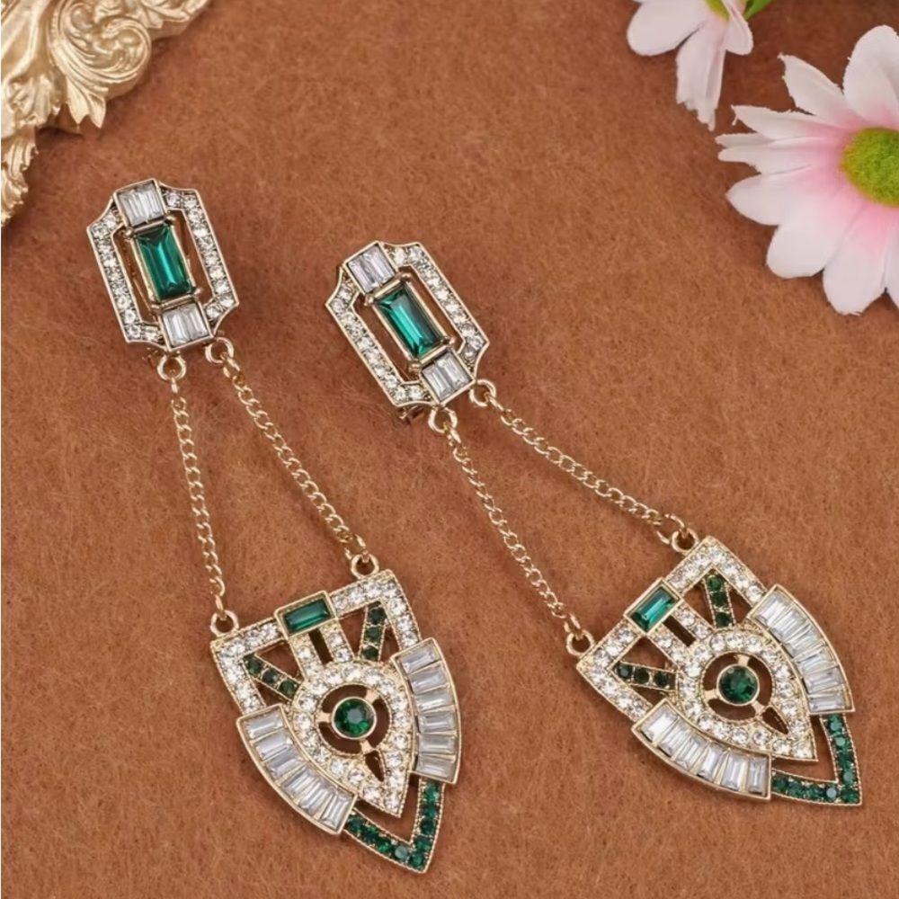 💚 NEW Unique and Elegant Sparkling Crystals and Gold and Green Dangle Earrings 💚